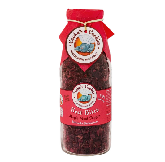 Cooka's Cookies Beet Bites met luchtgedroogde biet voor honden, geschikt als topping over de maaltijd of voor gebruik op een likmat.