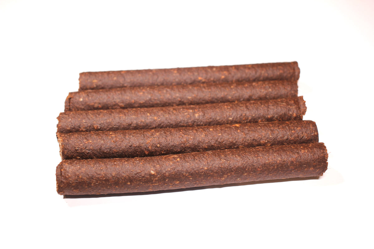 Frikandellen met lam voor honden, zacht maar stevig van structuur en makkelijk in stukjes te breken als beloning of trainingssnack.