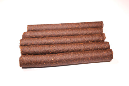 Frikandellen met lam voor honden, zacht maar stevig van structuur en makkelijk in stukjes te breken als beloning of trainingssnack.