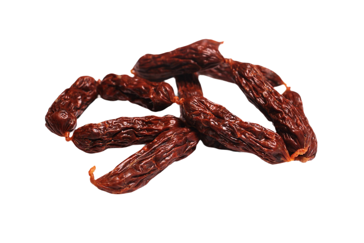 Gedroogde snackworstjes met kip voor honden van circa 7 tot 9 cm, makkelijk te breken en ideaal als trainingsbeloning.