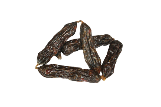 Gedroogde snackworstjes met paard voor honden van circa 7 tot 9 cm, makkelijk te breken en ideaal als trainingsbeloning.