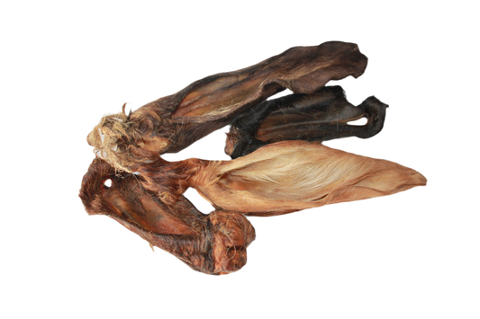 Geitenoren met haar voor honden, een natuurlijke kauwsnack van geit met stevige structuur voor honden die graag kauwen.