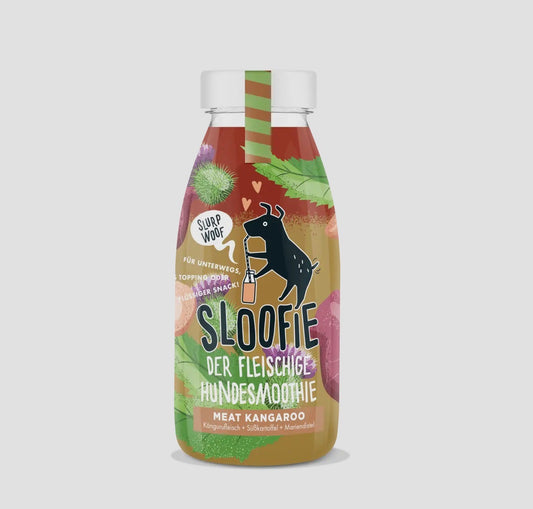 Hondensmoothie met kangoeroe, kangoeroebouillon, zoete aardappel, saffloerolie en mariadistel, geschikt als topping of hondenijsje.