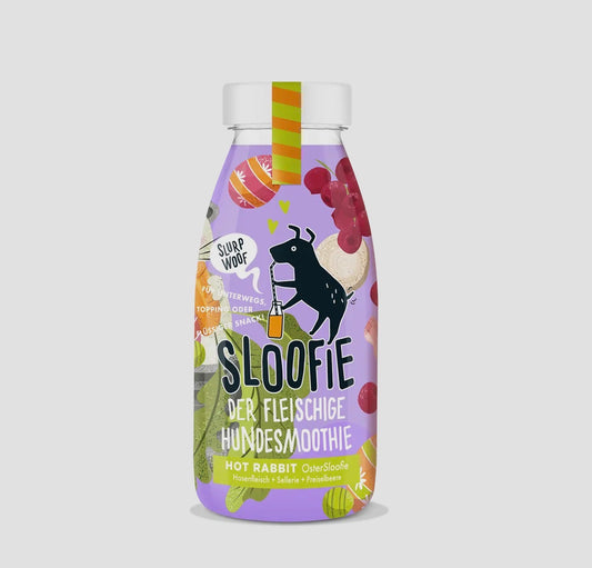 Hondensmoothie met konijn, konijnenvleesbouillon, peer, veenbessen en groenten, geschikt als topping of verkoelend hondenijsje.
