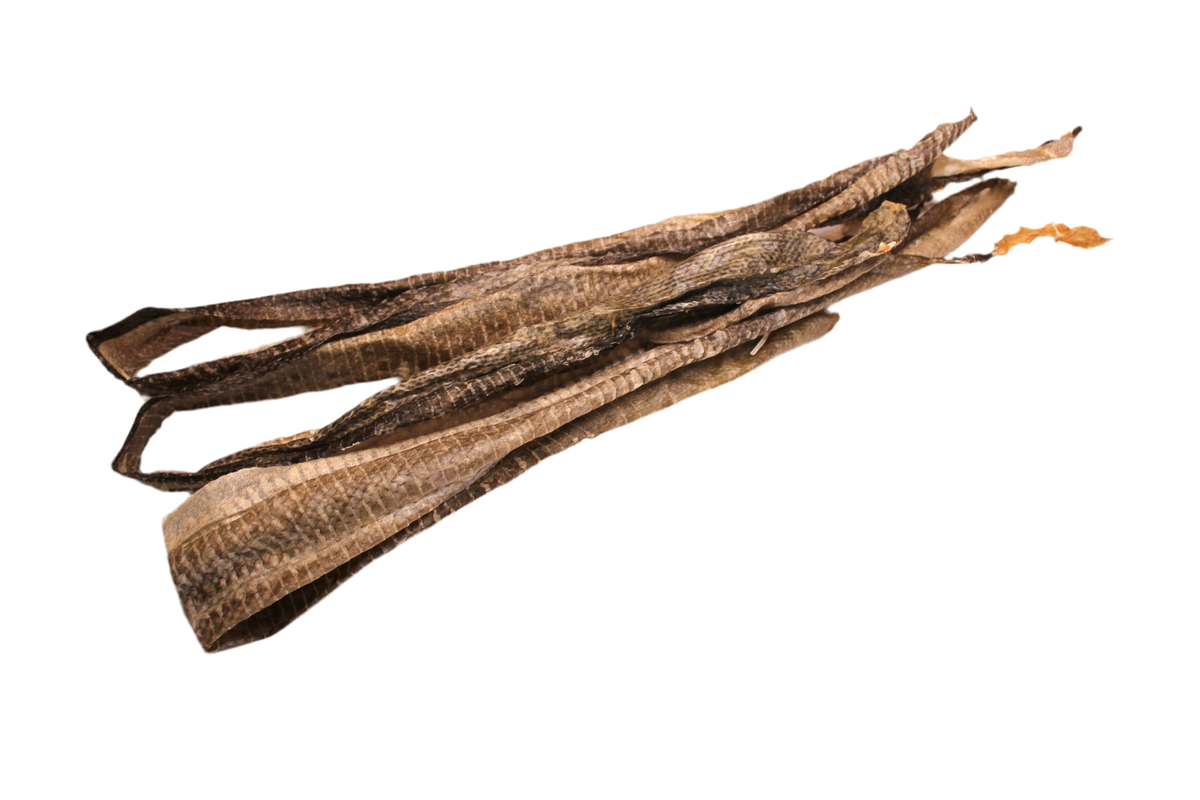 Kabeljauwhuid voor honden van 100% kabeljauw, een natuurlijke vissnack met stevige ruwe structuur en omega 3 vetzuren.