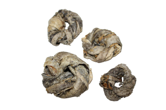 Kabeljauwhuid ringen voor honden van 100% kabeljauw, een natuurlijke en eiwitrijke vissnack met een stevige structuur.
