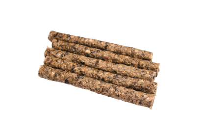 Kabeljauwsticks voor honden van circa 14 cm, een natuurlijke vissnack met ruwe structuur en omega 3 vetzuren.