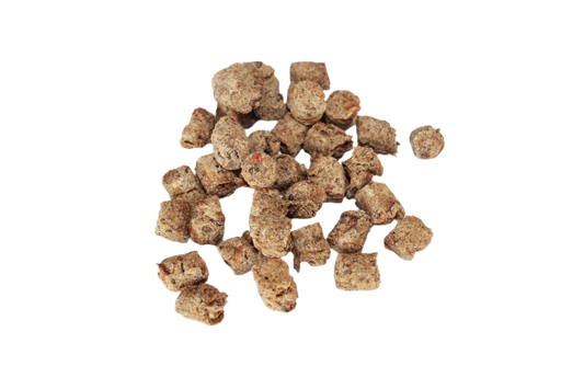 Gedroogde konijn drops voor honden met 80% konijn en 20% ontsloten maïs, geschikt als krokante trainingssnack of beloning.