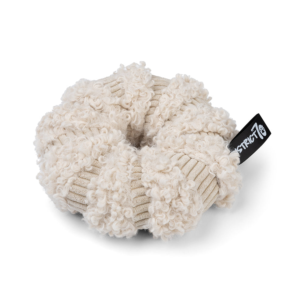 Snuffelring Daisy voor honden van zachte ribstof en teddy, ideaal voor het verstoppen van snacks en mentale uitdaging.