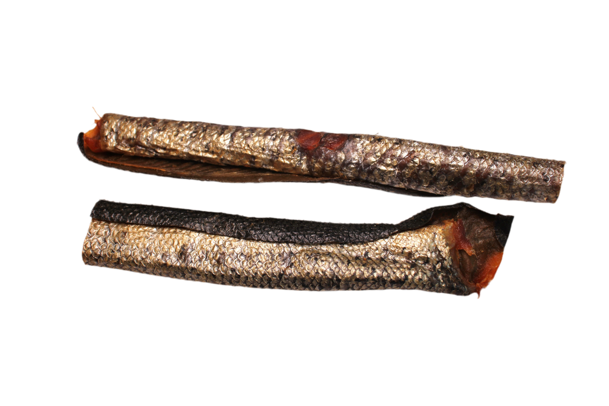 Zalmhuid met vlees voor honden van circa 30 cm en 70 tot 90 gram, een stevige natuurlijke vissnack met omega vetzuren.