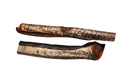 Zalmhuid met vlees voor honden van circa 30 cm en 70 tot 90 gram, een stevige natuurlijke vissnack met omega vetzuren.