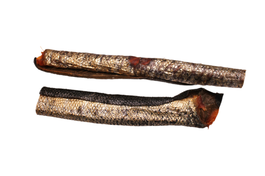Zalmhuid met vlees voor honden van circa 30 cm en 70 tot 90 gram, een stevige natuurlijke vissnack met omega vetzuren.